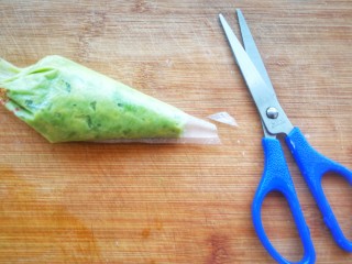 18、清新甜美的蜂蜜牛油果泡芙,把牛油果你双性裱花袋中，(这一步不用装裱花嘴)，用剪刀在顶端剪一个小口，