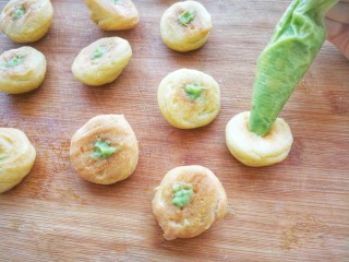 19、清新甜美的蜂蜜牛油果泡芙,烤好的泡芙，用筷子在底部戳一个小洞，把牛油果泥挤进去，依次做完所有的泡芙。