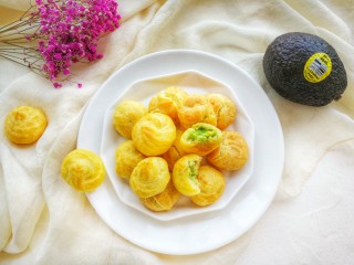 20、清新甜美的蜂蜜牛油果泡芙,是不是完胜外食甜品店呀，好吃还又健康，快来尝尝吧！