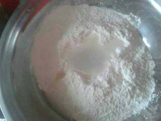 1、圣诞雪人,首先开始和面，糯米粉加温水，一点点油和面