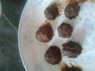 4、圣诞雪人,豆沙搓成小团。