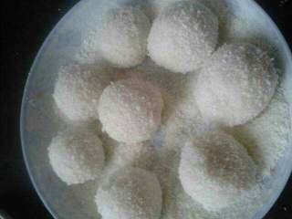 8、圣诞雪人,盘子里倒满椰蓉，蒸熟的汤圆热的时候滚上椰蓉