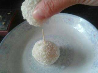 9、圣诞雪人,开始做雪人，把两个汤圆用一根牙签固定住