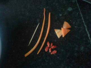 10、圣诞雪人,准备雪人的装饰品。胡萝卜切细条做雪人的围巾，枸杞做鼻子和眼睛嘴巴，胡萝卜切三角形做帽子