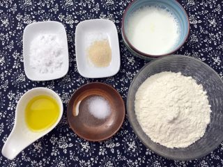 2、南瓜虾仁培根披萨,准备饼皮材料