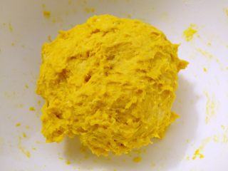 4、南瓜虾仁培根披萨,揉成面团，静置半小时发酵