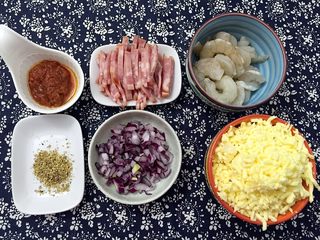 5、南瓜虾仁培根披萨,准备披萨馅料：培根切条，紫洋葱切碎，虾仁挑去虾线洗净