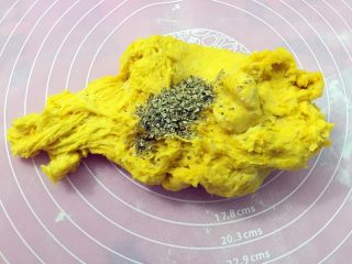 6、南瓜虾仁培根披萨,面团发酵后揉入披萨草