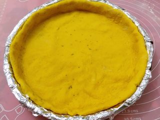 7、南瓜虾仁培根披萨,擀成面皮，放入披萨盘