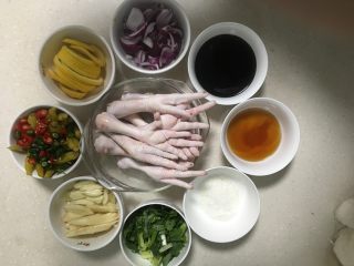 1、柠檬凤爪,一次性准备好所有原材。柠檬、洋葱、蒜、姜等切片,小米椒、香葱、香菜等切碎,油、料酒、白糖等调料称量好等备用。