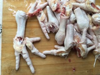 2、柠檬凤爪,鸡爪洗净剁去指甲,再切成小块。