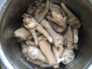 5、柠檬凤爪,用凉水冲洗干净、沥干水分。