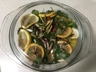 11、柠檬凤爪,倒入生抽、料酒、醋、香油等搅拌均匀。密封放入冰箱冷藏腌制一夜。