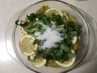 10、柠檬凤爪,最后撒上香菜葱花末、白糖。