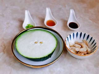 1、冬瓜炒虾仁,准备食材，虾仁处理干净。