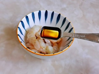 2、冬瓜炒虾仁,首先腌制虾仁，加入料酒。