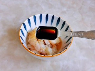 3、冬瓜炒虾仁,加入1勺生抽。
