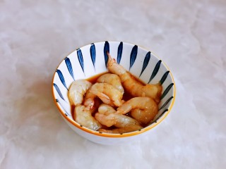 4、冬瓜炒虾仁,抓拌均匀，腌制10分钟。