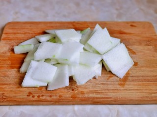 5、冬瓜炒虾仁,冬瓜去皮，洗干净，切片。