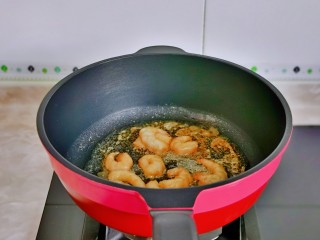 6、冬瓜炒虾仁,起油锅，加入腌制好的虾仁煸炒。