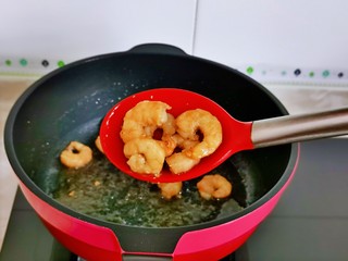 7、冬瓜炒虾仁,煸炒至变色，盛出备用。