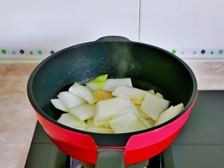 8、冬瓜炒虾仁,加入冬瓜翻炒。