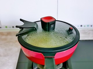 11、冬瓜炒虾仁,盖上盖子，焖2分钟。