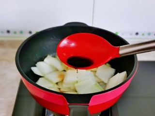 9、冬瓜炒虾仁,再加入另一勺生抽。