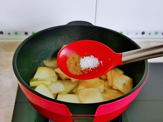 10、冬瓜炒虾仁,按个人口味加入盐，十三香，一汤勺纯净水。