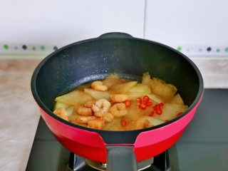 12、冬瓜炒虾仁,这时冬瓜熟了，加入煸炒过的虾仁，切好的红辣椒，翻炒1分钟出锅。