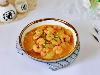 13、冬瓜炒虾仁,盛出装盘，撒上葱花，简单又好吃的家常小炒完成啦。