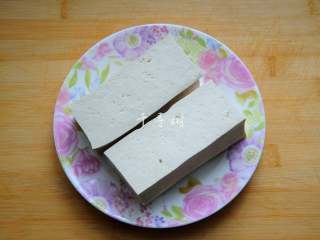 1、照烧黄金豆腐 不只鸡腿能照烧 换成豆腐味道一样棒 家常照烧味,豆腐两块洗净，北豆腐或南豆腐都行，相对来说北豆腐好用点。南豆腐用石膏作为凝固剂，而北豆腐用盐卤作为凝固剂。南豆腐相对水分多一些，所以适合做汤，而北豆腐，也就是常说的老豆腐，因为水分含量不高，更适合煎、炒、煮、炸。这里用的是北豆腐。