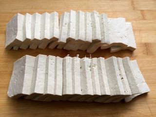 2、照烧黄金豆腐 不只鸡腿能照烧 换成豆腐味道一样棒 家常照烧味,豆腐切成4×5cm大小，厚度约8mm的方块，切的稍微厚点是让豆腐不会被煎太硬，达到一种外脆里软的口感。