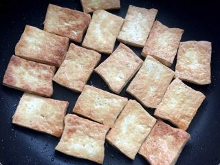 5、照烧黄金豆腐 不只鸡腿能照烧 换成豆腐味道一样棒 家常照烧味,一直煎到表面金黄就好，煎豆腐的时候没顾上拿相机，用手机拍的颜色稍微有点偏差，应该是金黄色的才对。