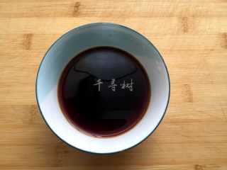 7、照烧黄金豆腐 不只鸡腿能照烧 换成豆腐味道一样棒 家常照烧味,豆腐煎好后，调照烧汁，生抽4勺、蜂蜜2勺、蚝油1勺、清水4勺。可以尝尝口味，口味重的可以再加一勺蜂蜜，根据自己食材的多少按照这个比例调制就行。