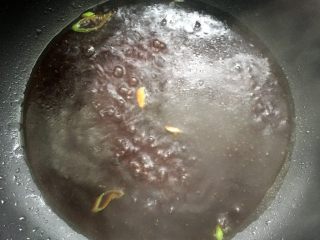 9、照烧黄金豆腐 不只鸡腿能照烧 换成豆腐味道一样棒 家常照烧味,倒入调好的照烧汁。