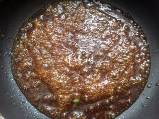 11、照烧黄金豆腐 不只鸡腿能照烧 换成豆腐味道一样棒 家常照烧味,转小火熬制，到稍微有点浓关火，家常基础版的照烧汁就做好了。做照烧鸡肉等肉类的时候，照烧汁熬到比较浓郁状态和肉类的口感比较搭配。今天做的是照烧豆腐，是一道素菜，照烧汁就没有熬那么浓，而是用水淀粉勾了一点薄芡，让豆腐吃起来不那么齁。