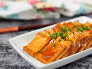 15、照烧黄金豆腐 不只鸡腿能照烧 换成豆腐味道一样棒 家常照烧味,照烧黄金豆腐细节。