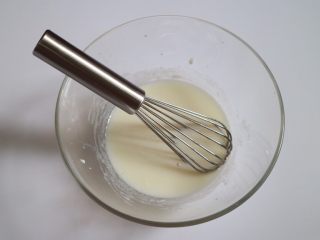 3、日式泡芙蛋糕卷,两者充分搅拌均匀，乳化到位