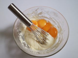 6、日式泡芙蛋糕卷,加入蛋黄