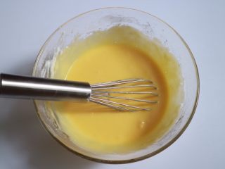 7、日式泡芙蛋糕卷,搅拌均匀后蛋黄糊放置一旁备用