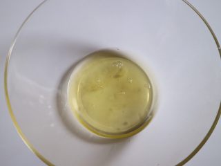 8、日式泡芙蛋糕卷,接着打发蛋白霜，细砂糖分三次加入