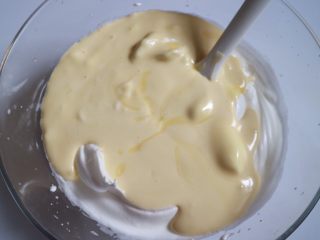 11、日式泡芙蛋糕卷,然后倒回剩余的2/3蛋白霜中