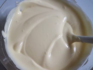 12、日式泡芙蛋糕卷,翻拌成均匀细腻的面糊