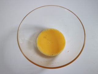 15、日式泡芙蛋糕卷,烤蛋糕体的间隙我们来做下一步，克林姆馅，碗中放入全蛋液，稍许打散，不需要打发
