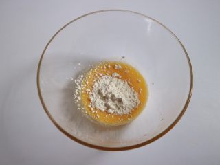 16、日式泡芙蛋糕卷,接着加入低筋面粉与玉米淀粉