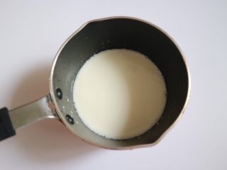 18、日式泡芙蛋糕卷,奶锅中倒入牛奶