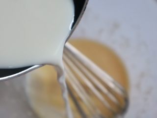 20、日式泡芙蛋糕卷,分次将牛奶加入到全蛋糊中，边倒边搅拌