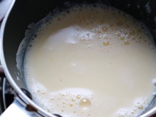 22、日式泡芙蛋糕卷,蛋奶液倒回奶锅中，开小火加热