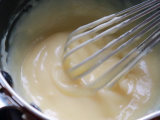 23、日式泡芙蛋糕卷,边加热要边不停的搅拌，蛋奶液会慢慢开始变浓稠，加热到纹路不易消失即可关火，要注意火不能太大，容易烧糊，另外要不停搅拌质地才能顺滑